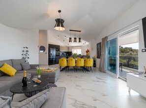 Villa (Six Bedroom Villa with Pool) | Ruang makan