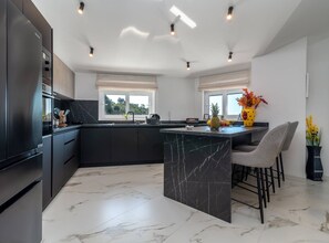 Villa (Six Bedroom Villa with Pool) | Dapur peribadi | Peti sejuk