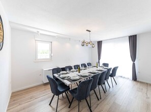 Villa (Six Bedroom Villa) | Spisestue