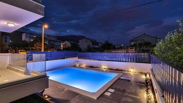 Villa (Six Bedroom Villa) | Utomhuspool | Utomhuspool, parasoller och solstolar