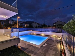 Villa (Six Bedroom Villa) | Udendørs pool | Udendørs pool, parasoller, liggestole