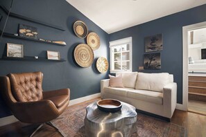 Een televisie, een open haard en een kantoor