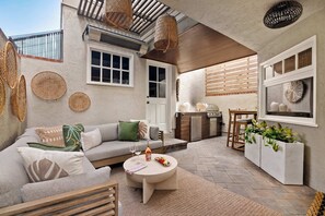 Outdoor dining - Nantucket-Style Beach Home, Ocean Views and Rooftop Deck (San Diego)