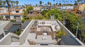 Outdoor dining - Nantucket-Style Beach Home, Ocean Views and Rooftop Deck (San Diego)
