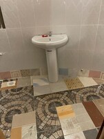 Deluxe Double Room, Garden View | Bathroom | Free toiletries, slippers, towels, soap