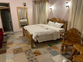 Deluxe Double Room, Garden View | Desk, laptop workspace, blackout drapes, free WiFi