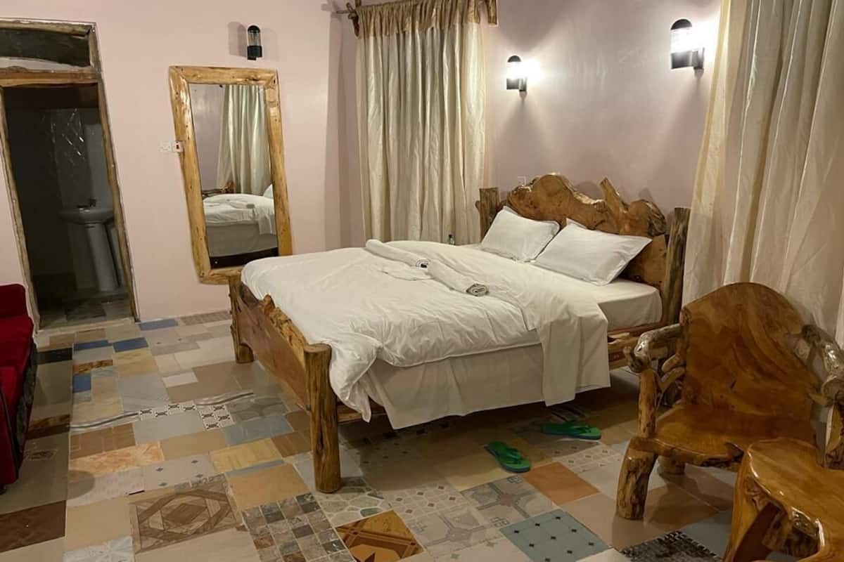 Escritorio, espacio para trabajar con laptop y cortinas blackout