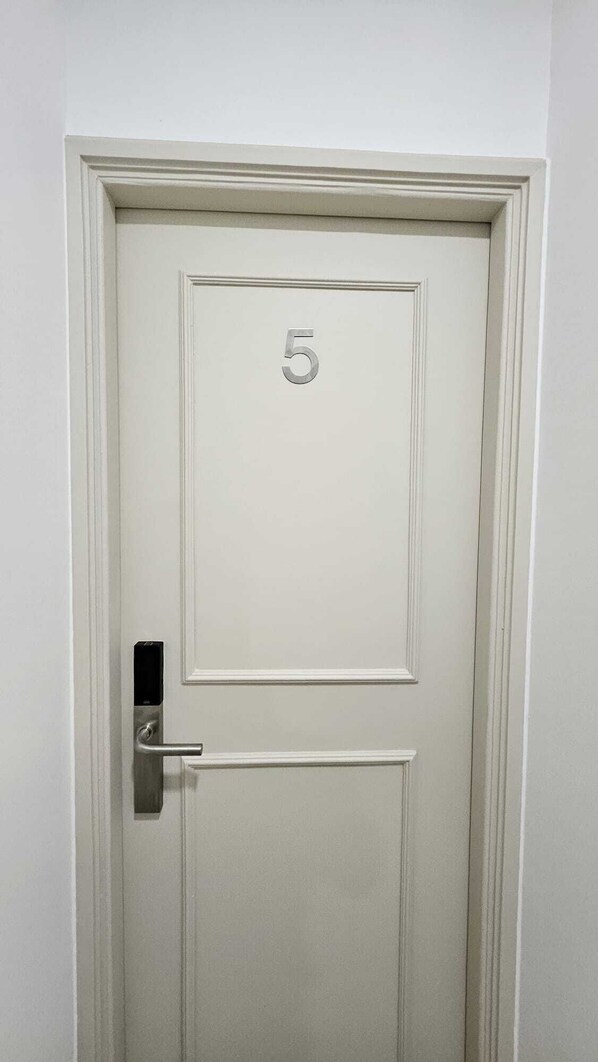 A white door with the number 5, a modern handle, and a small rectangular panel. - Rooms4you 2 in historic center of Braga (Braga)