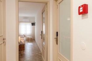 Bureau, espace de travail pour ordinateur portable, Wi-Fi gratuit