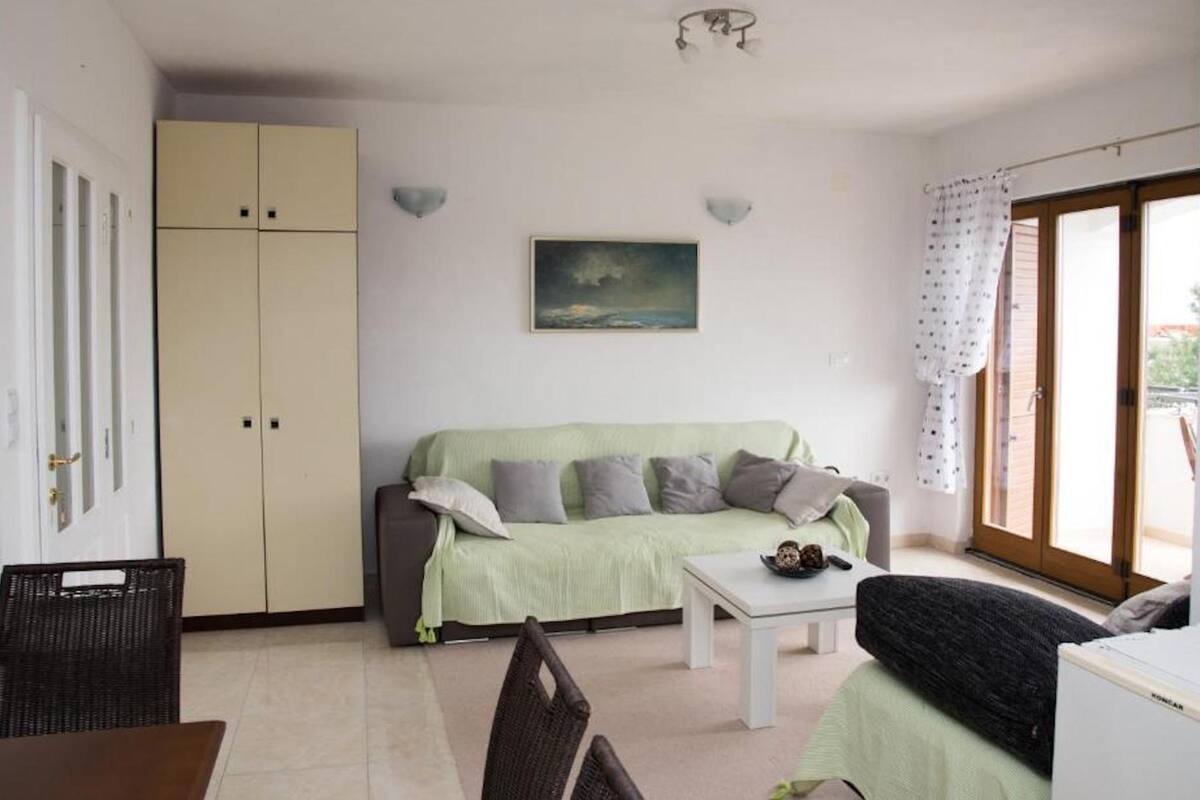Villa (Six Bedroom Villa with Pool) | Sala de estar | Televisión de pantalla plana de 32 pulgadas con canales por cable