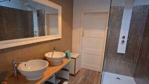 A modern bathroom with two sinks, a mirror, and a shower. - Elegant Rovinj Old Town Apartment (Rovinj)