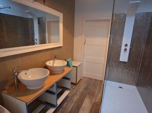 Apartment (One Bedroom Apartment) | Bathroom | Shower, towels - Elegant Rovinj Old Town Apartment (Rovinj)