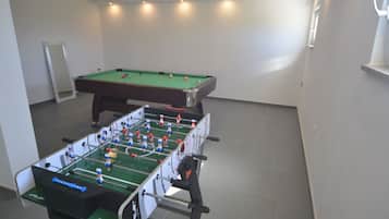 Villa (Four Bedroom Villa with Pool) | Spielezimmer