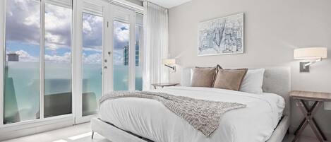 1 habitación, escritorio, tabla de planchar con plancha y cuna de viaje