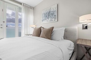 1 slaapkamer, een bureau, een strijkplank/strijkijzer, reisbedje