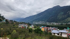 A mountainous landscape with a village. - Di Villa (Manali)