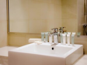 Hair dryer, towels, soap, toilet paper - Lavish Studio "10 min Downtown" (Dubai)