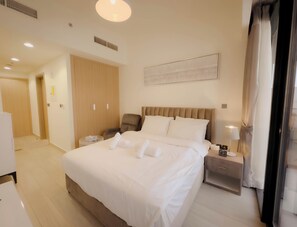1 bedroom, iron/ironing board, WiFi, bed sheets - Lavish Studio "10 min Downtown" (Dubai)