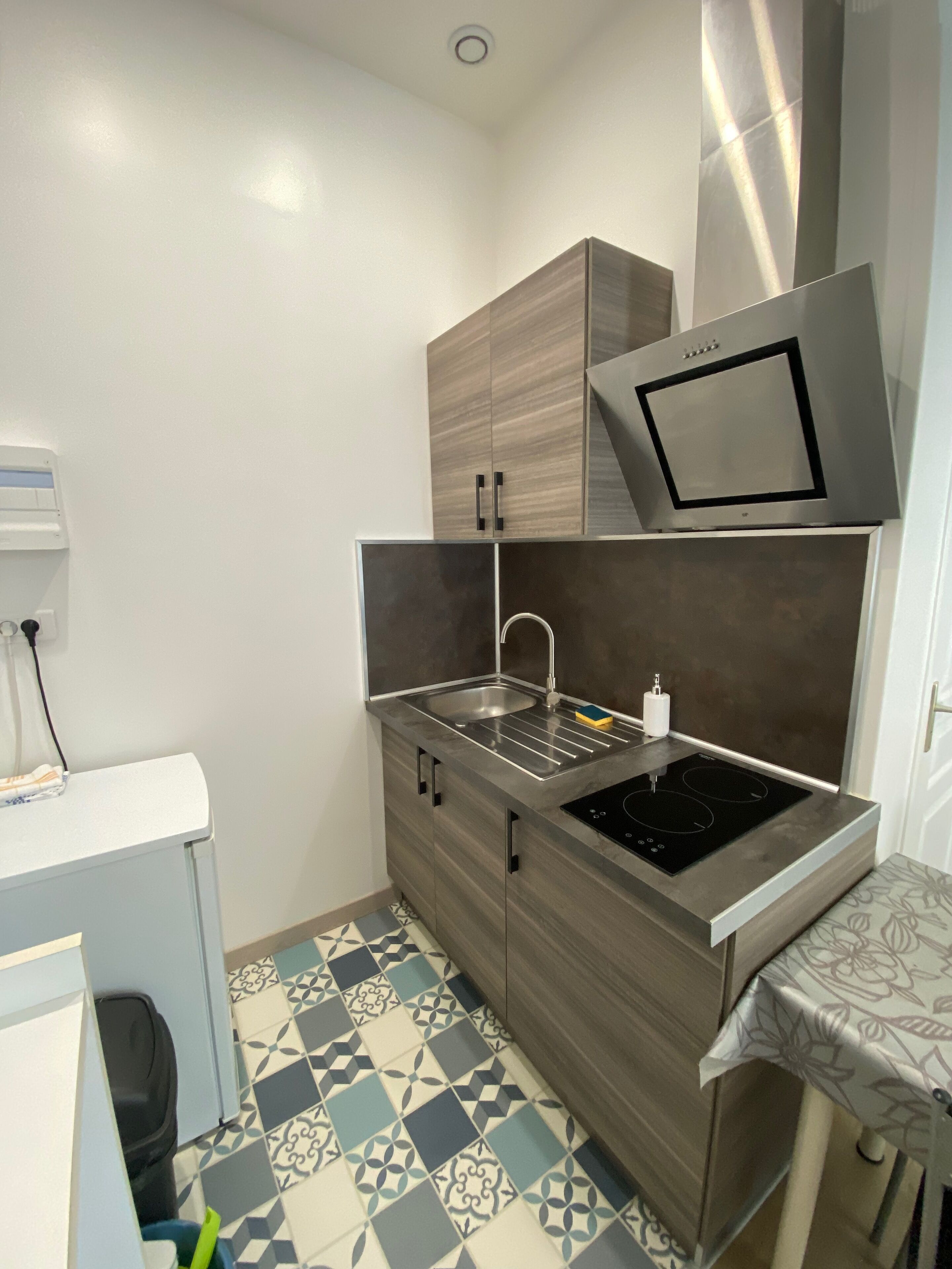 Microones, placa de cuina i utensilis de cuina, vaixella i coberteria 