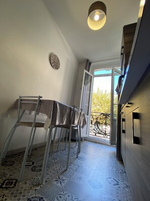 Appt 3 - Résidence le Repos des Thermes - T2 avec balcon | Private kitchen | Microwave, stovetop, cookware/dishes/utensils - Le repos des Thermes (Rochefort)