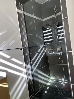 Appt2 - Résidence Le Repos des Thermes - Spacieux T2 en RDC avec jardin | Baño | Regadera, secadora de cabello, toallas, jabón 