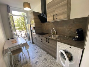 Appt 3 - Résidence le Repos des Thermes - T2 avec balcon | Private kitchen | Microwave, stovetop, cookware/dishes/utensils - Le repos des Thermes (Rochefort)