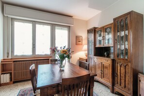 Apartment | Wohnbereich | 32-Zoll-Flachbildfernseher mit Digitalempfang