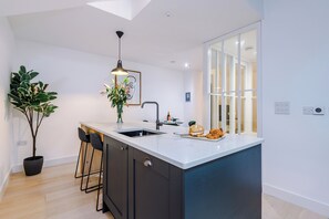 Luxury Townhome, 2 Bedrooms, Balcony, City View | Private kitchen