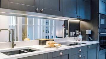 Casa de ciudad de lujo, 2 habitaciones, balcón, vista a la ciudad | Cocina privada | Refrigerador con congelador, microondas, horno y parrilla de estufa