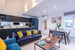 Luxury Townhome, 3 Bedrooms, Balcony, City View | Living area | 40-inch Smart TV with digital channels, Netflix, streaming services