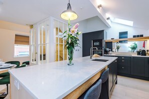 Luxury Townhome, 2 Bedrooms, Balcony, City View | Private kitchen | Full-sized fridge, microwave, oven, stovetop