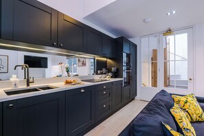 Luxury Townhome, 3 Bedrooms, Balcony, City View | Private kitchen