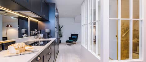 Luxury Townhome, 2 Bedrooms, Balcony, City View | Private kitchen | Full-size fridge, microwave, oven, stovetop