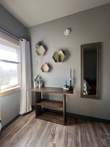 Modern 2-bed with full kitchen, in-unit laundry, and off-street parking. Near downtown Fairbanks.