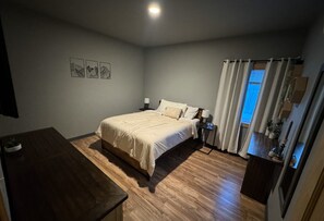 2 bedrooms, desk, iron/ironing board, travel crib - Modern 2-bed with full kitchen, in-unit laundry, and off-street parking. Near downtown Fairbanks. (Fairbanks)