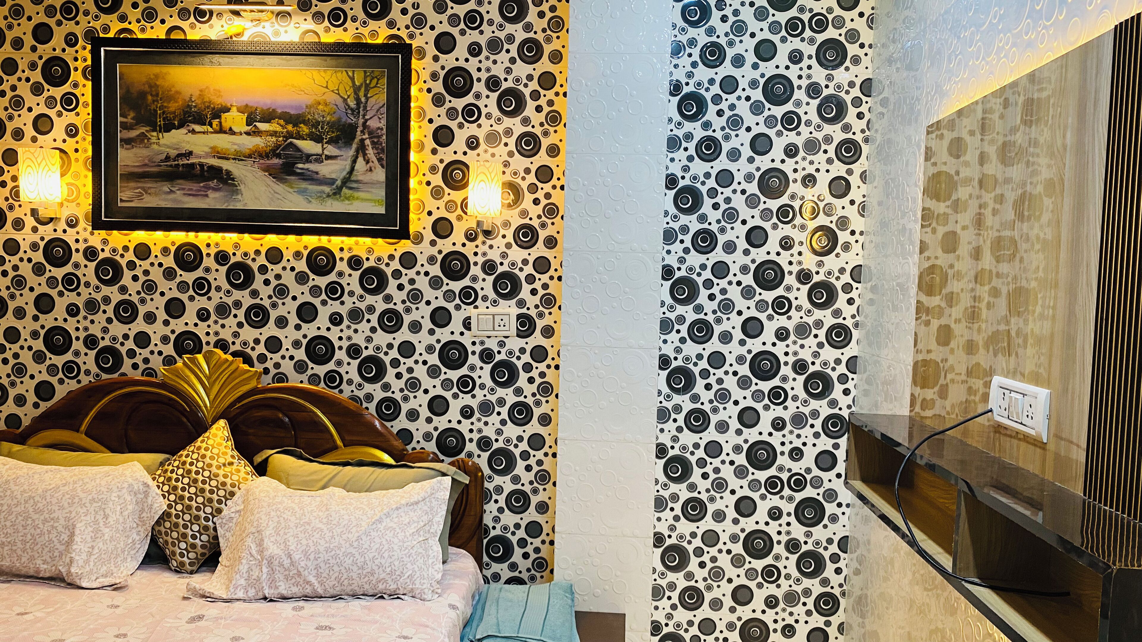 Deluxe Room, River View | Desk, free WiFi