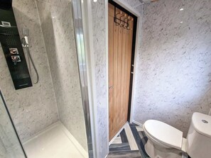 Suihku, hiustenkuivaaja, pyyhkeet