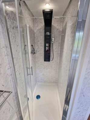 Douche, sèche-cheveux, serviettes fournies