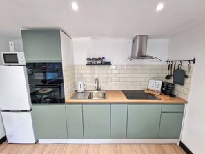 Jääkaappi, mikroaaltouuni, uuni, liesi