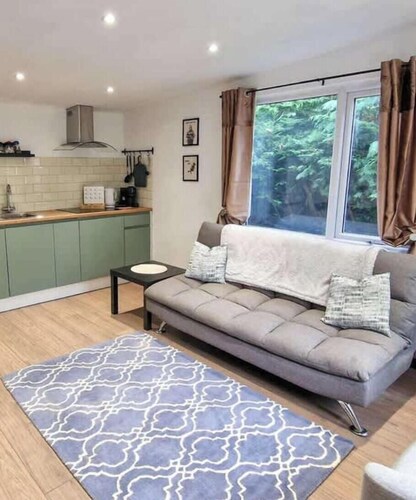 Kirkby Bungalow Free Parking | City SuperHost