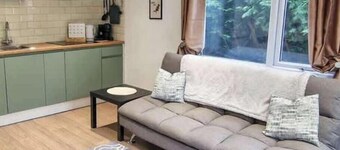 Kirkby Bungalow Free Parking | City SuperHost