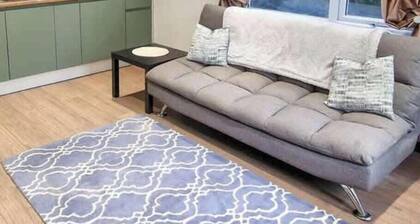 Kirkby Bungalow Free Parking | City SuperHost