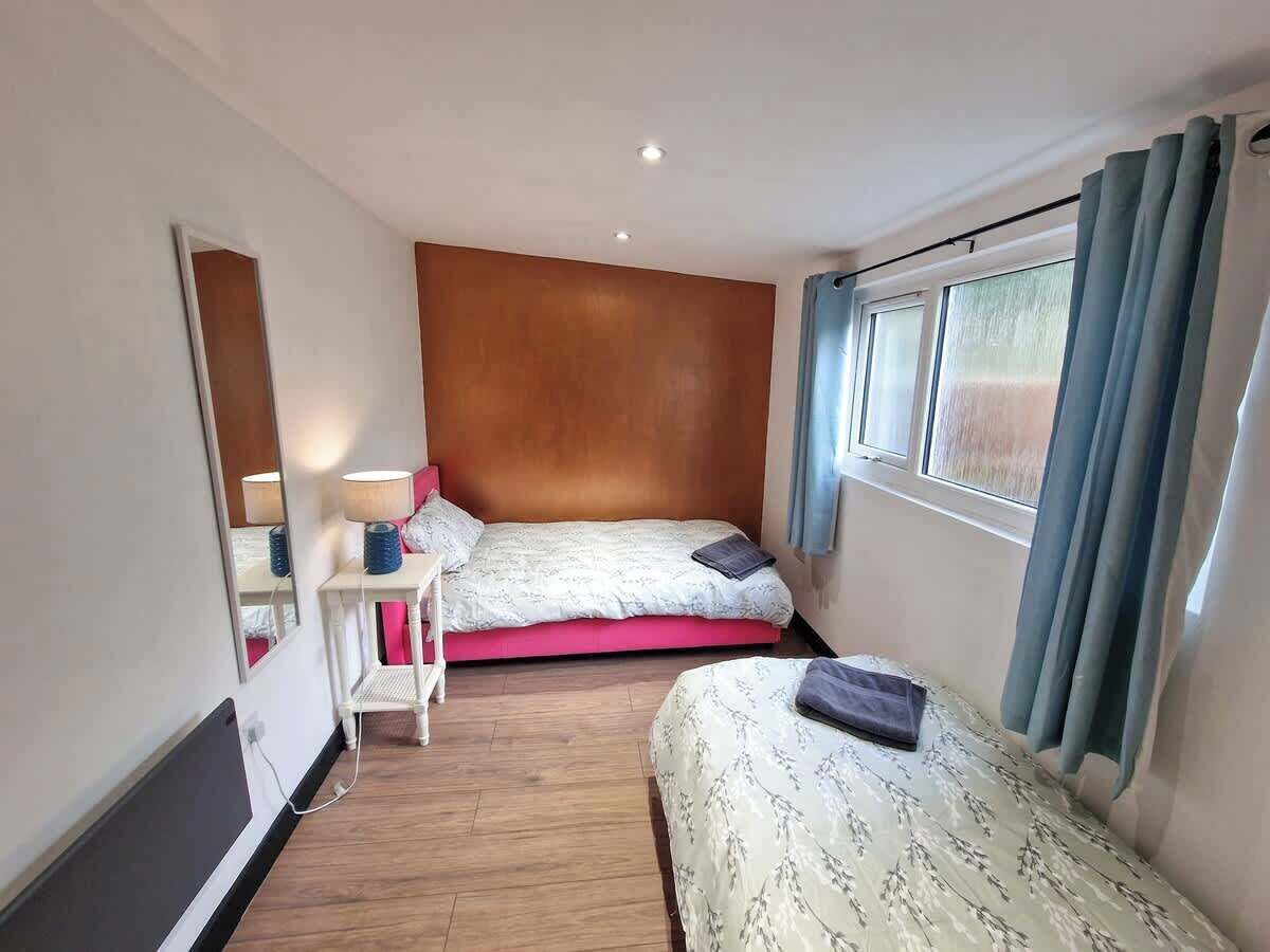 2 bedrooms, iron/ironing board, travel cot, WiFi
