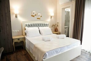 Comfort Double Room, Courtyard View - Romilia Guesthouse (Maroneia-Sapes)
