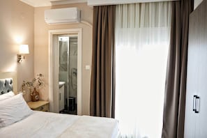 1 bedroom, Egyptian cotton sheets, premium bedding, down comforters