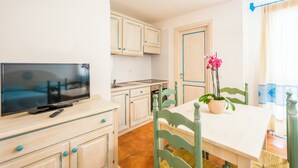 Deluxe appartement | Privékeuken | Een koelkast, een oven, een waterkoker, een broodrooster