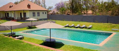 Una piscina al aire libre