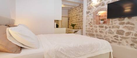 Studio (Studio Apartment)