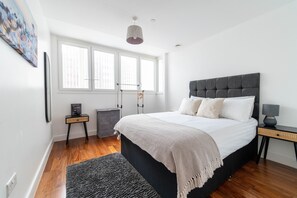 1 chambre, coffres-forts dans les chambres, fer et planche à repasser