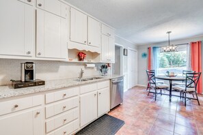 Interior - Ellenwood Family Home: Fire Pit, Deck & Pool Table (Ellenwood)